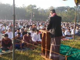 Ummat Muslim Tumplek Blek di Lapangan Desa Bendungan