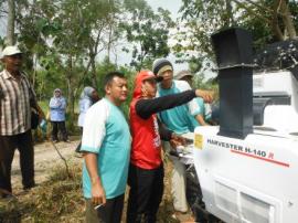 Latihan harvester untuk kelompok Ngudi Rejeki Bendungan