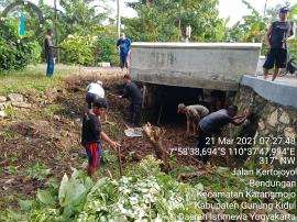 Warga Gandu 2 Gotong Royong Bersihkan Lingkungan