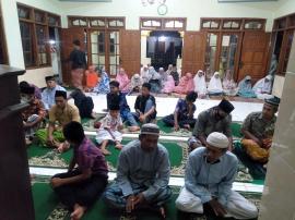 Warga kalurahan Bendungan Melaksanakan Sholat Gerhana Bulan