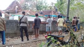 Warga Selang Bongkar Bangunan Cungkup Makam