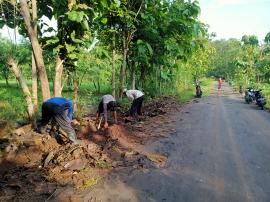 Warga Kalurahan Bendungan adakan Kerja Bakti Masal Bersihkan Selokan di Jalur Gandu - Bendungan