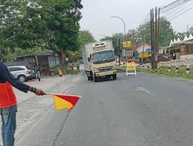 Aspal Rusak Depan Kantor Kalurahan Bendungan Mulai Diperbaiki