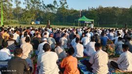 UMAT MUSLIM KALURAHAN BENDUNGAN MELAKSANAKAN SHOLAT IDUL ADHA DI TANAH LAPANG KALURAHAN BENDUNGAN