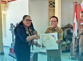 BUPATI GUNUNGKIDUL MELAKUKAN PENYERAHAN PENGHARGAAN LOMBA PELANDUK